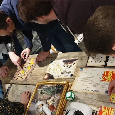 Een team lost de puzzels van De Kasteelkamer op, de VR-bril ligt klaar